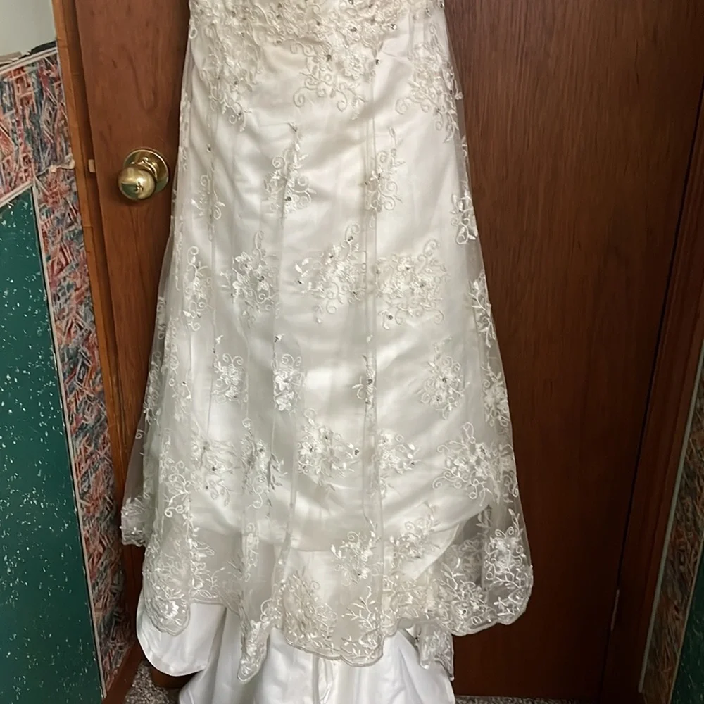 Wedding dress - Picture 3 of 11